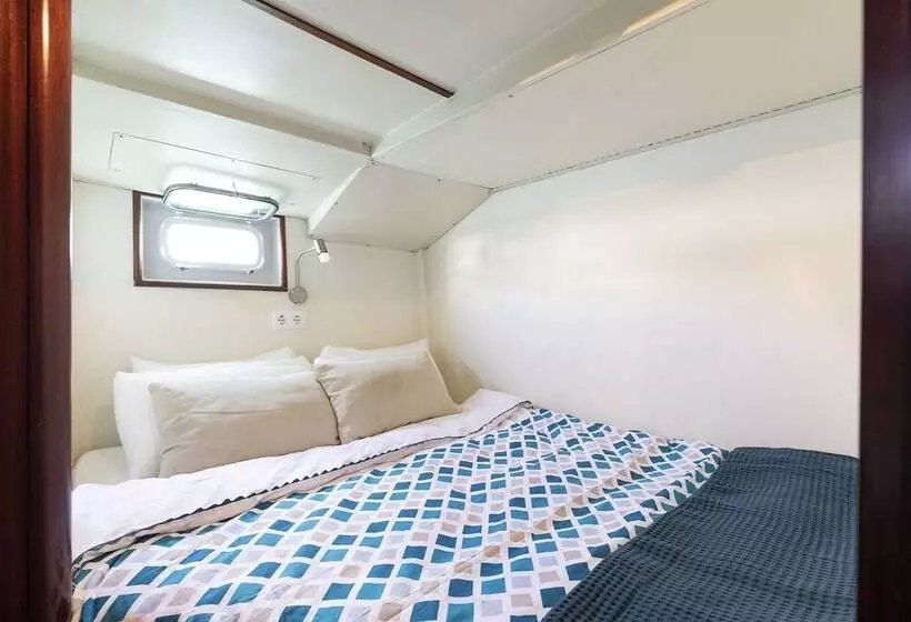 Hotelli Luxury Boat In Port Forum