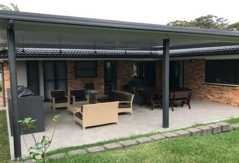 Wirragulla, 10 Marty Avenue  Stylish Modern House With Ducted Air Con & Wifi