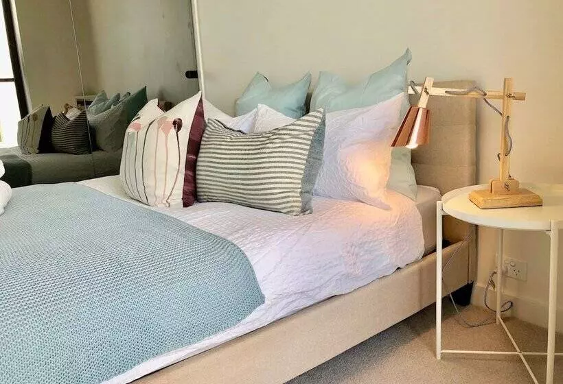 Deluxe And Brand New Lakeside Apartment