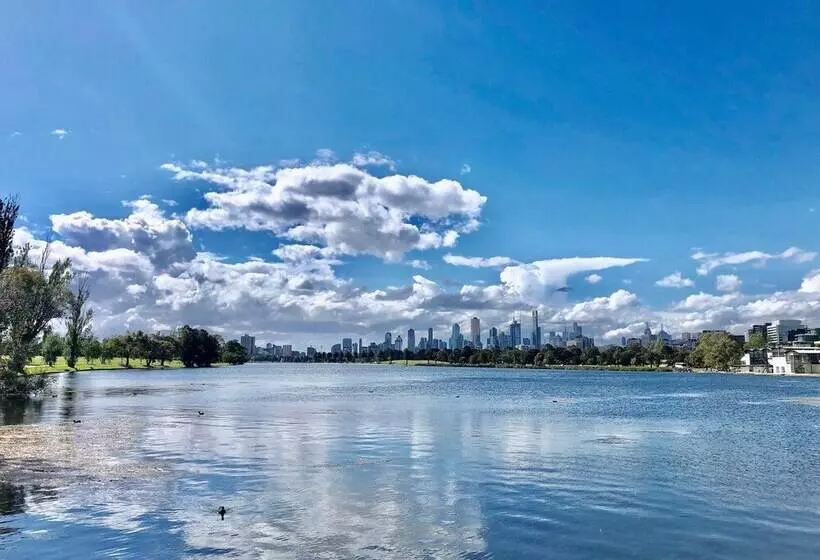 Deluxe And Brand New Lakeside Apartment