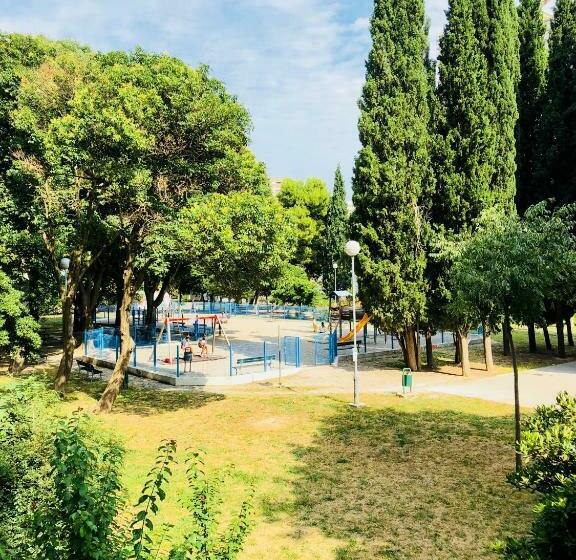 Split Right Placecozy And Completely New