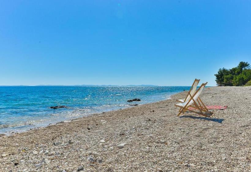 Crowonder Luxury Vir  6 New Apartments For Families With Playground For Kids