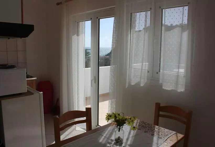 Aaron Studios Apartments