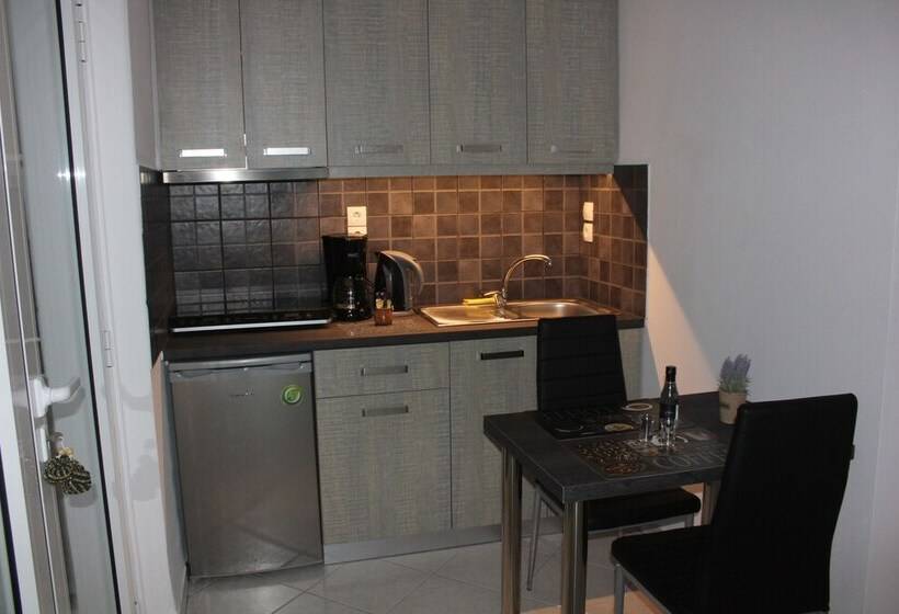 Aaron Studios Apartments