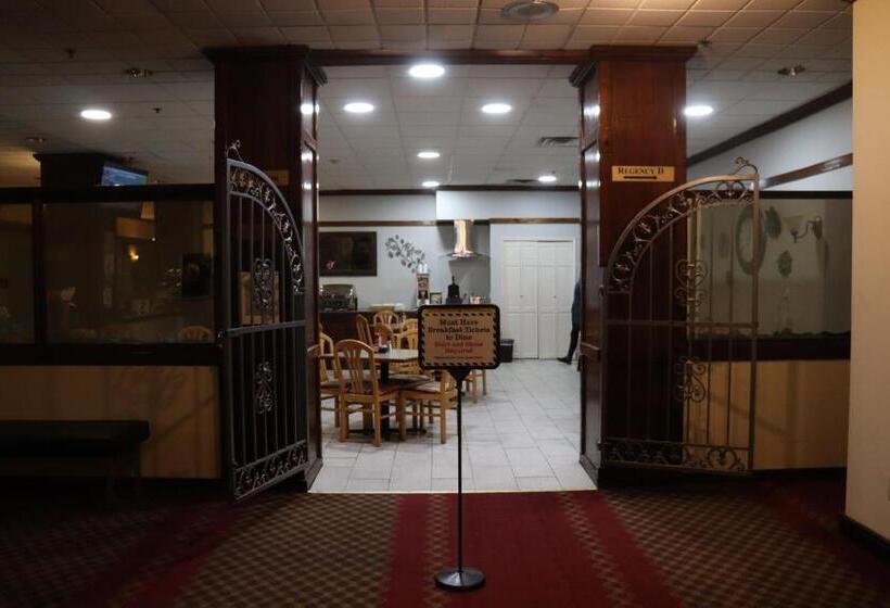 Ramada By Wyndham Lansing Hotel & Conference Center