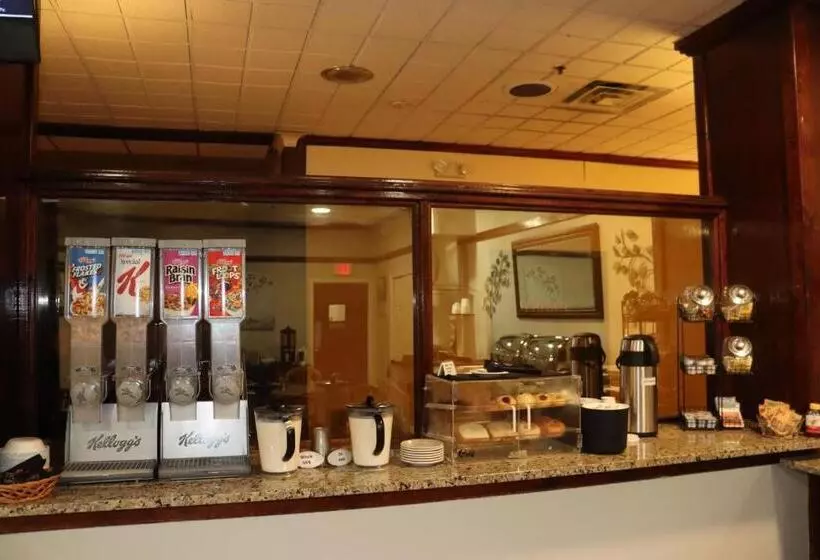 Ramada By Wyndham Lansing Hotel & Conference Center