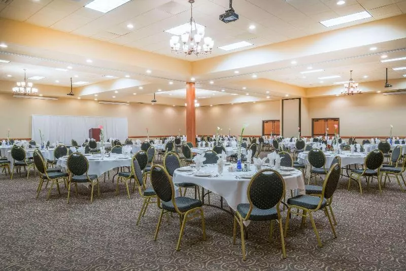 هتل Ramada By Wyndham Des Moines Tropics Resort & Conference Ctr
