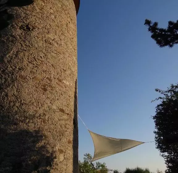 Aamiaismajoitus (B&B) La Tour Du Moulin Géant