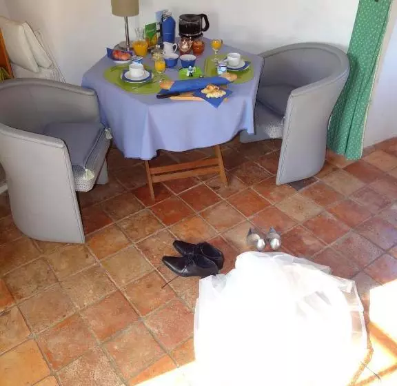 Aamiaismajoitus (B&B) La Tour Du Moulin Géant