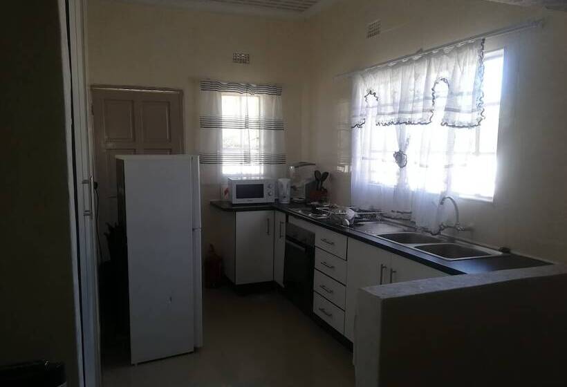 پانسیون Lee Land Guest House