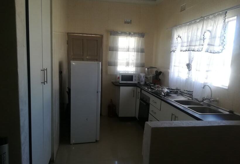 پانسیون Lee Land Guest House