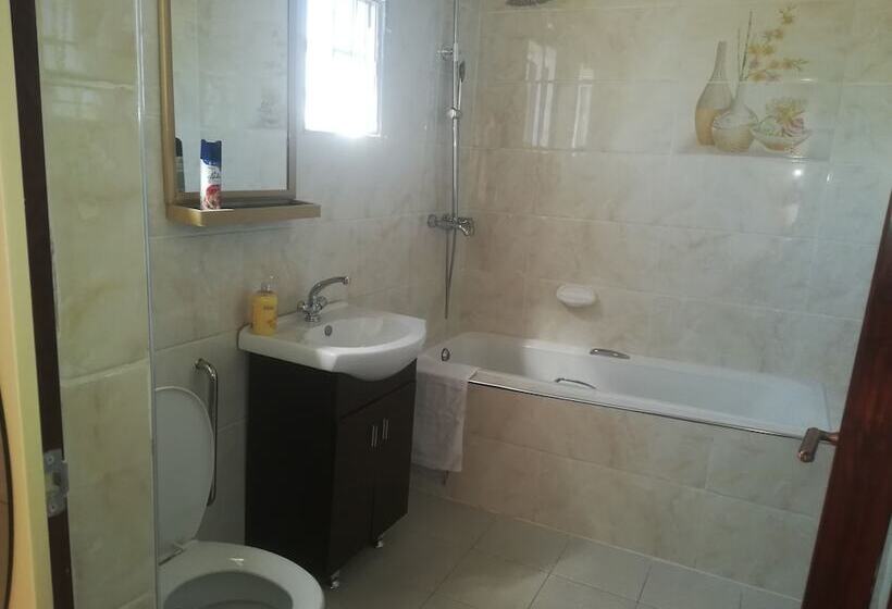 پانسیون Lee Land Guest House