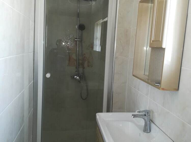 پانسیون Lee Land Guest House