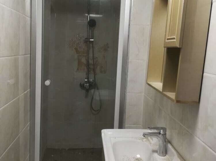 پانسیون Lee Land Guest House