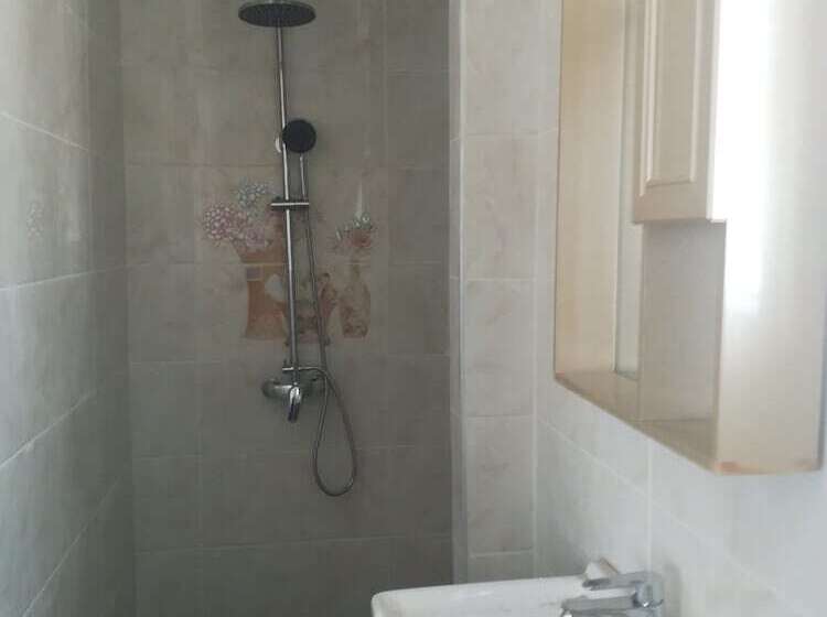 پانسیون Lee Land Guest House