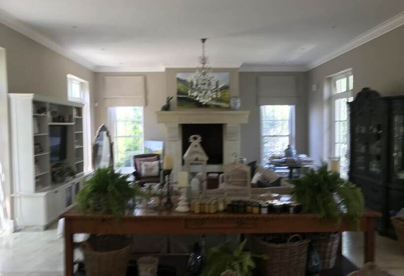 Пансион Creek Lane Guest House