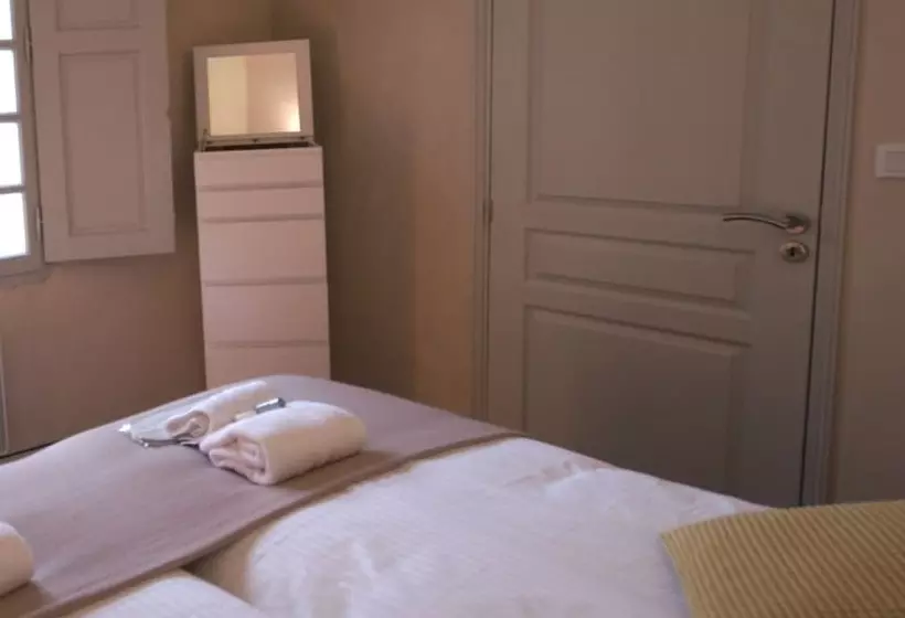 Appartement De Caractère Entre St Rémy Et Avignon, 74m2, 2 à 4 Personnes