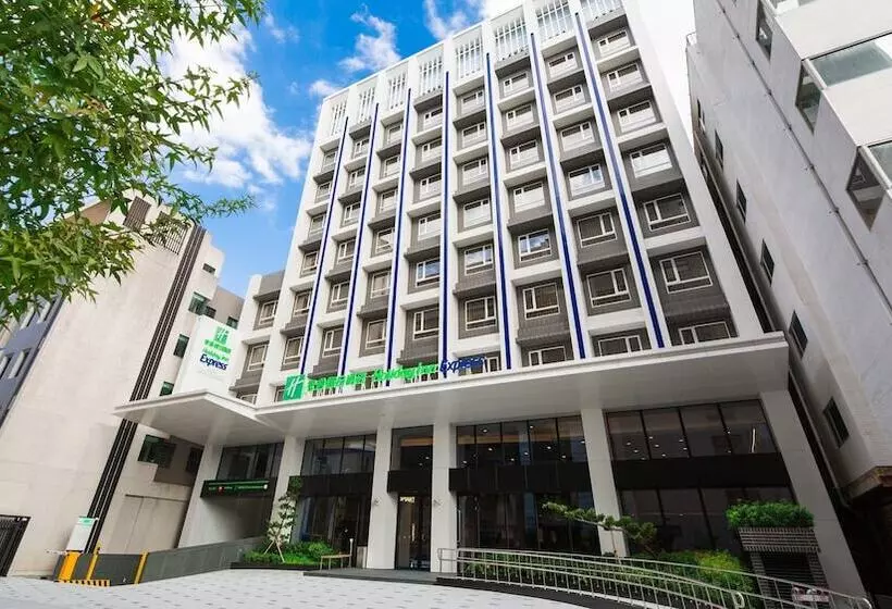 هتل Holiday Inn Express Taichung Fengchia, An Ihg