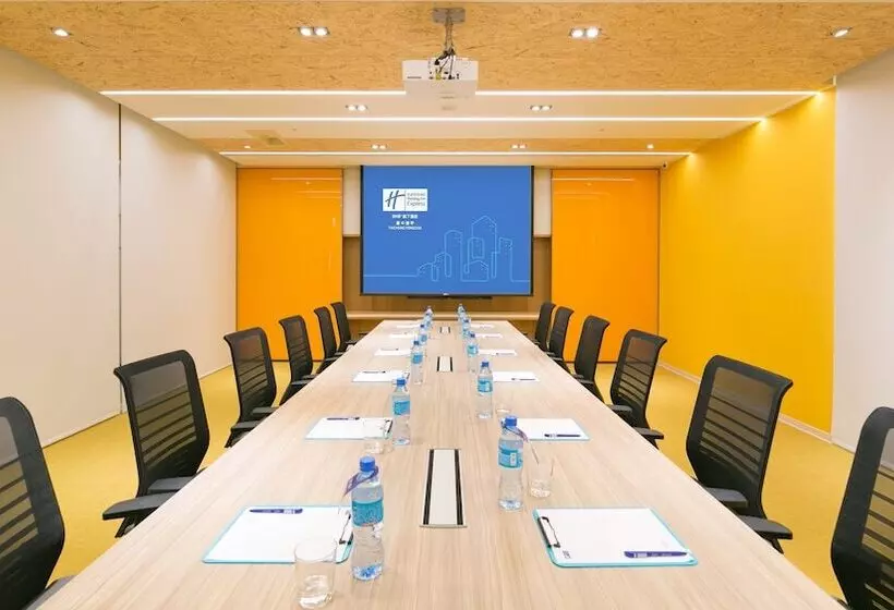هتل Holiday Inn Express Taichung Fengchia, An Ihg