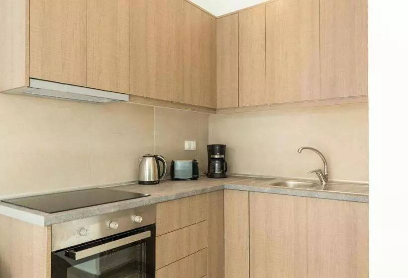 Local Hostel & Suites