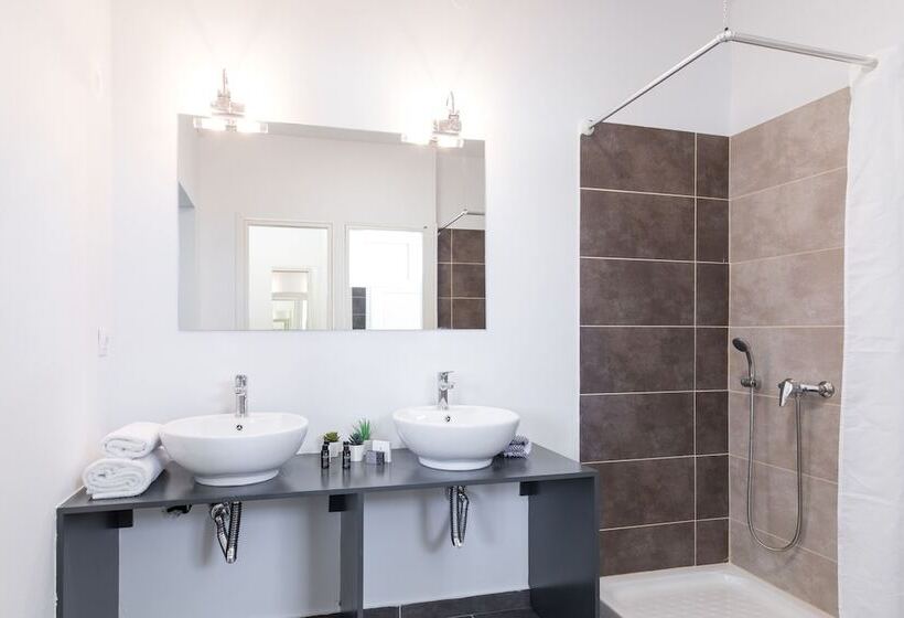 Local Hostel & Suites