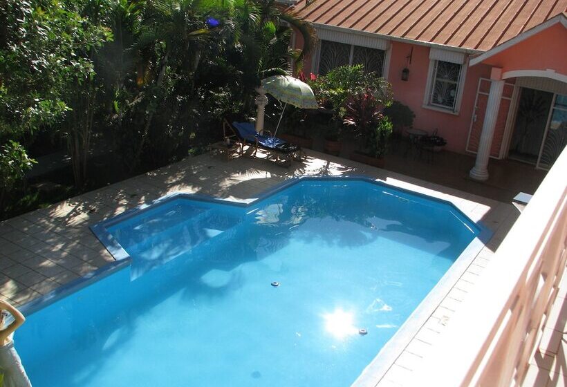 پانسیون Avamada Lodge