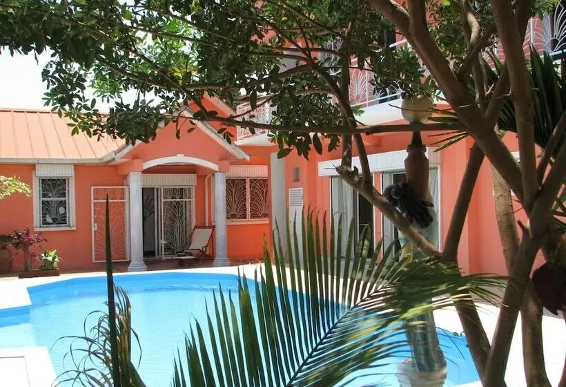 پانسیون Avamada Lodge