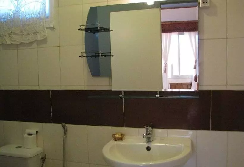 پانسیون Avamada Lodge