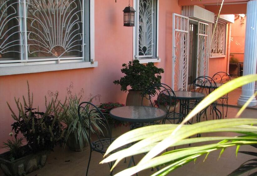 پانسیون Avamada Lodge