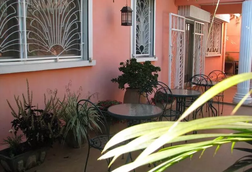 پانسیون Avamada Lodge