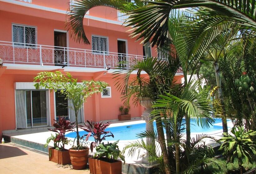 پانسیون Avamada Lodge