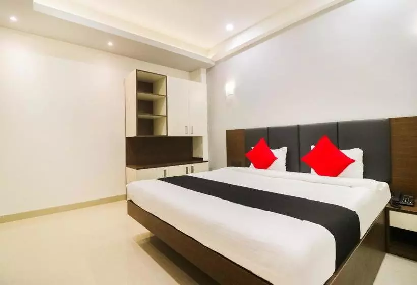 ホテル Capital O 28650 Nikhil Regency