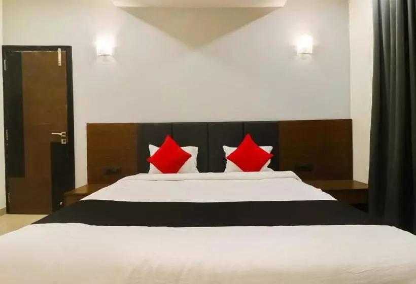 ホテル Capital O 28650 Nikhil Regency