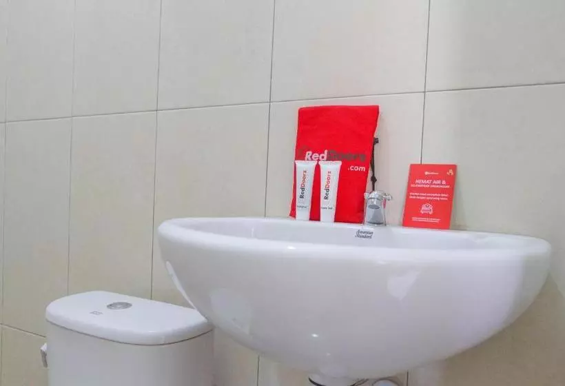 ペンション Reddoorz Near Universitas Siliwangi Tasikmalaya