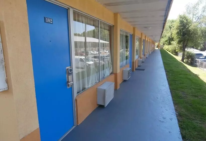 Отель Country Hearth Inn & Suites Cartersville