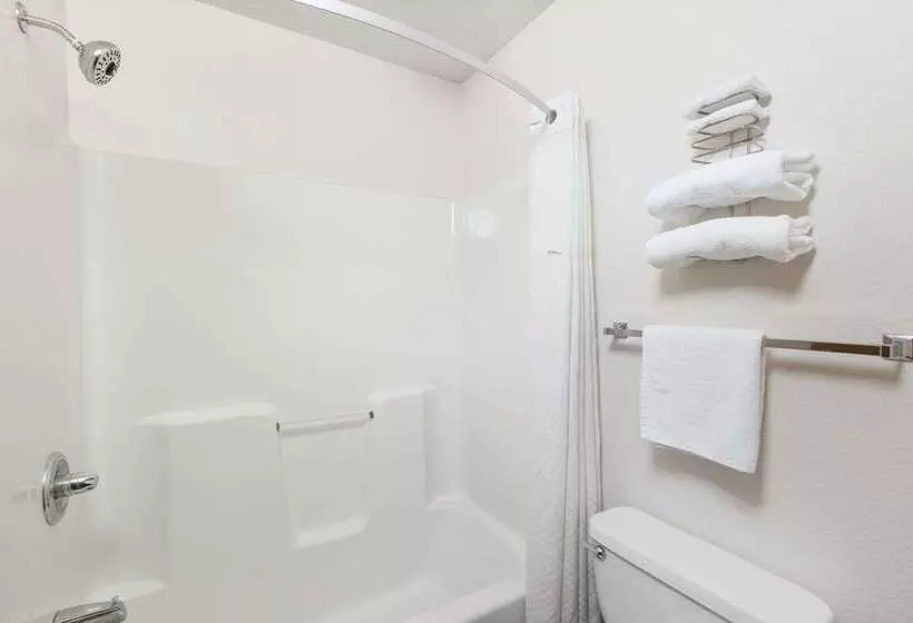 Отель Howard Johnson By Wyndham Wichita Airport