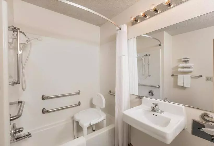 Отель Howard Johnson By Wyndham Wichita Airport