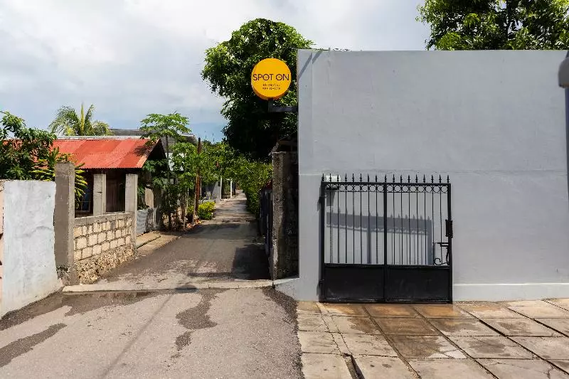 ホテル Spot On 2063 Bethania Residence