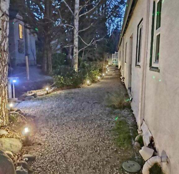 فندق على الطريق Outside Inn