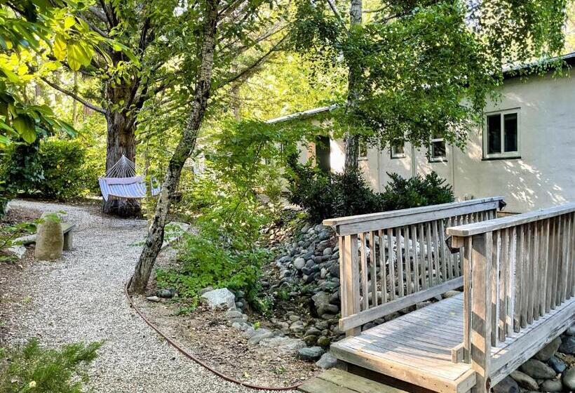 فندق على الطريق Outside Inn