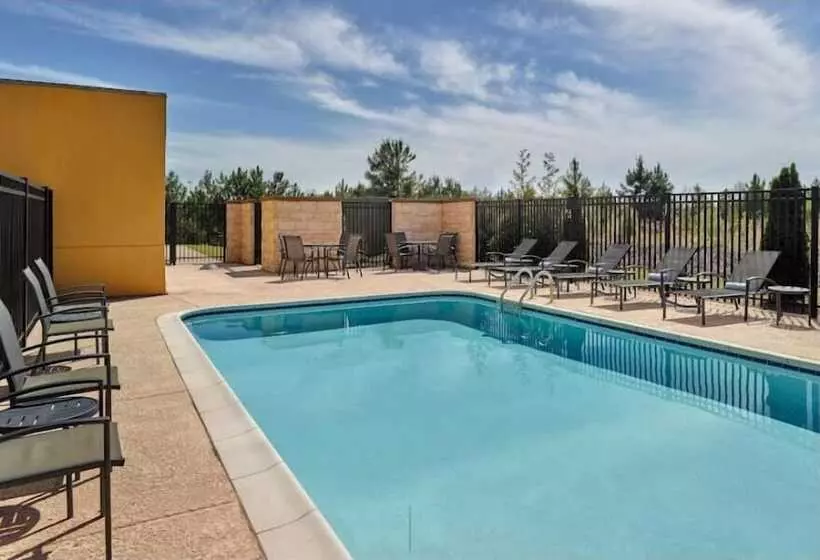 Hotelli Fairfield Inn & Suites Locust Grove I 75 South