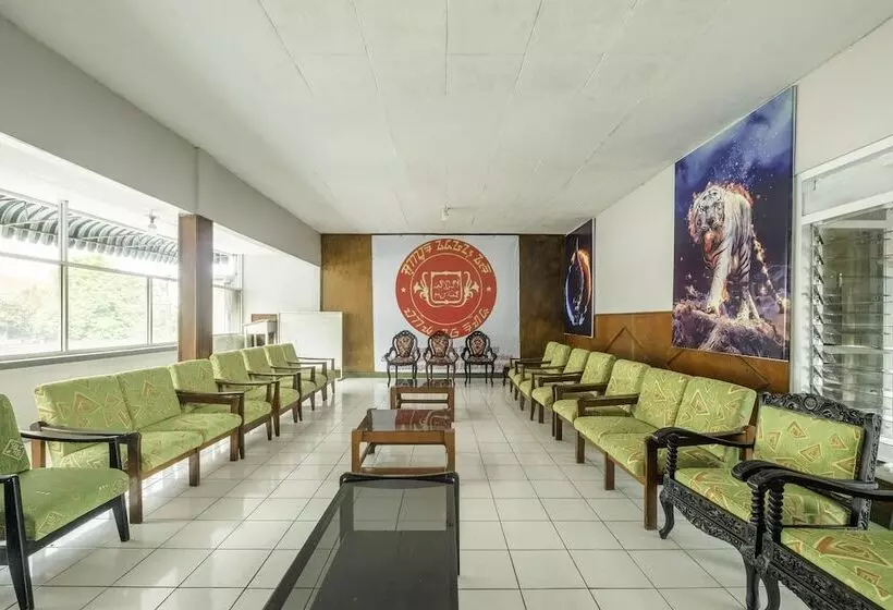 Spot On 1970 Hotel Priangan