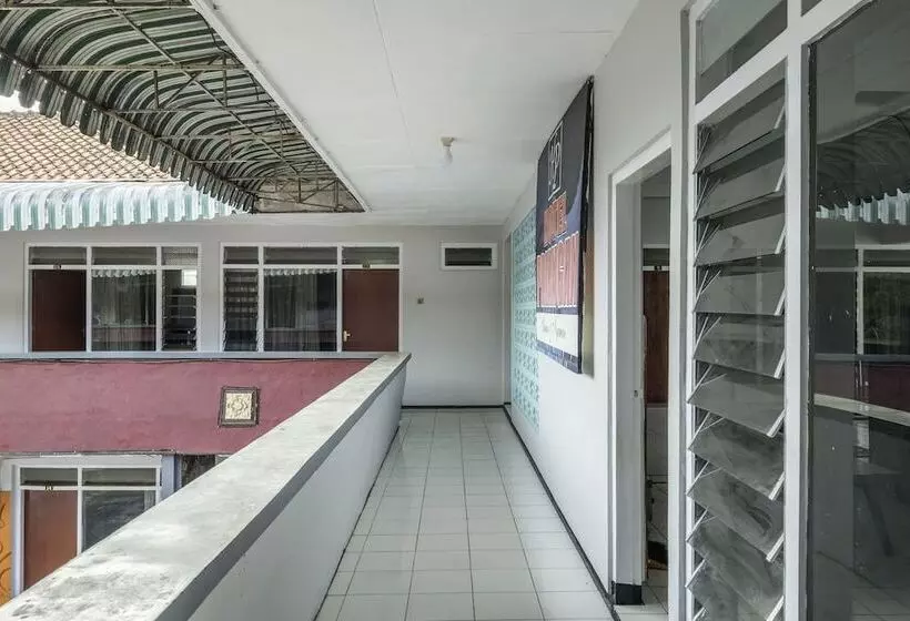 Spot On 1970 Hotel Priangan