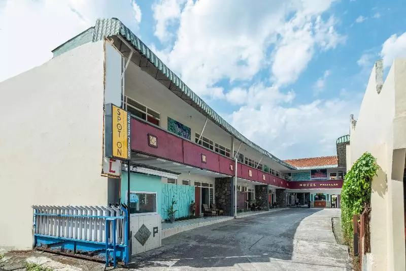 Spot On 1970 Hotel Priangan