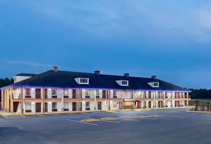 Отель Baymont By Wyndham Commerce Ga Near Tanger Outlets Mall