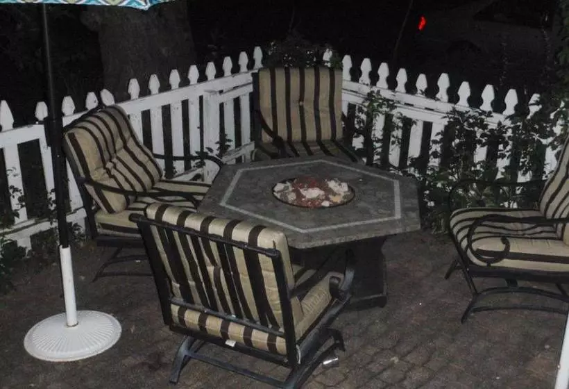 בית מלון כפרי The Inn At The Shore