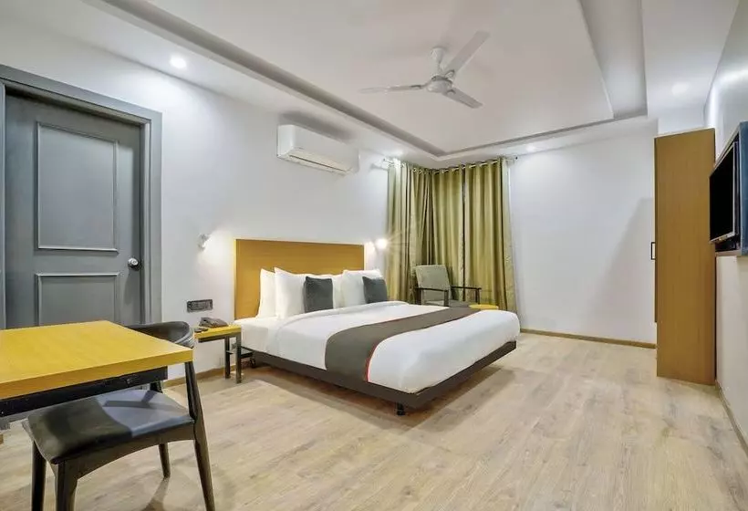 هتل Oyo Townhouse 284 New Building Sector 104