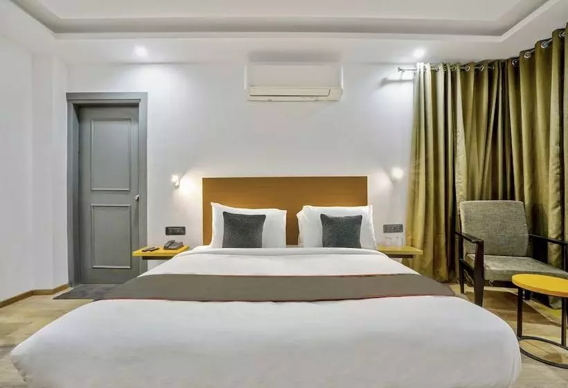 هتل Oyo Townhouse 284 New Building Sector 104