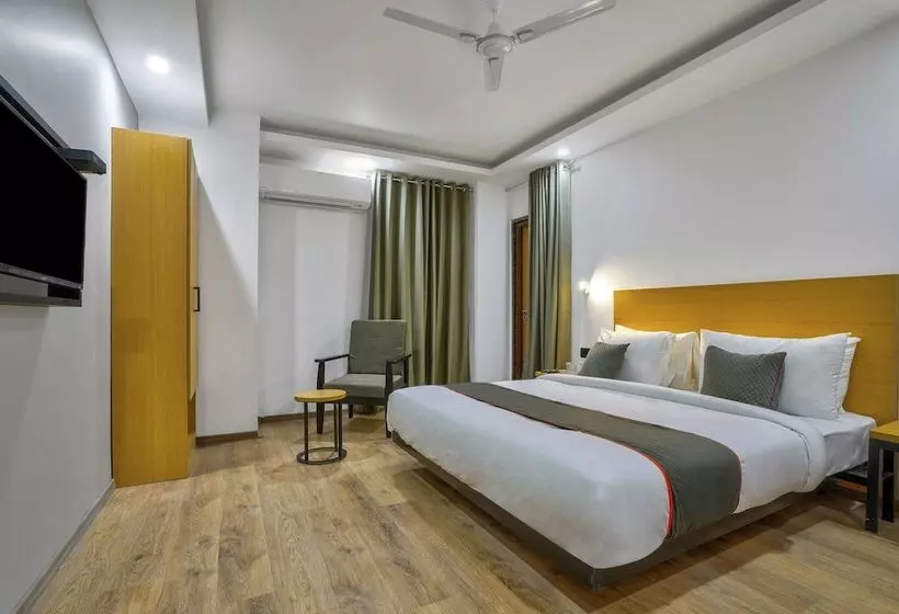 هتل Oyo Townhouse 284 New Building Sector 104