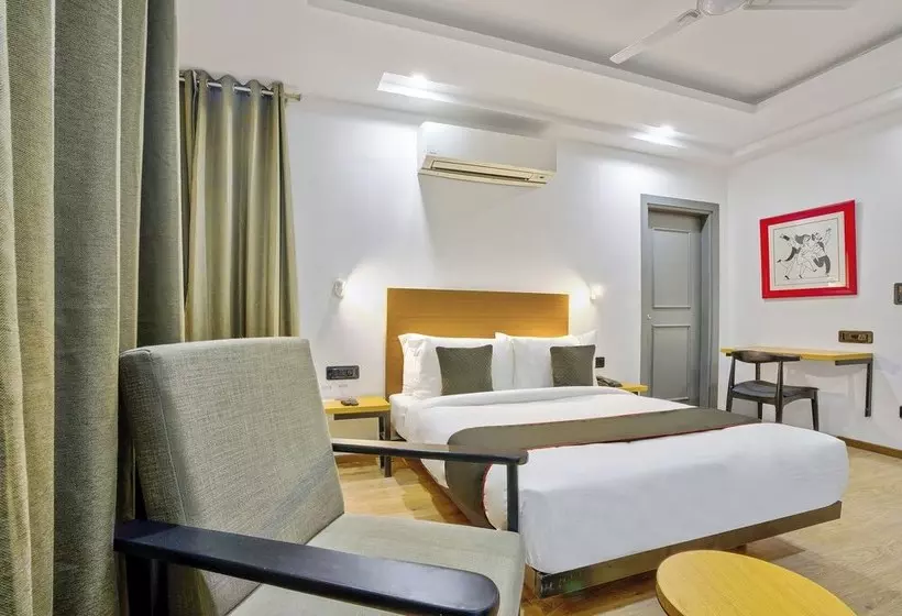 هتل Oyo Townhouse 284 New Building Sector 104